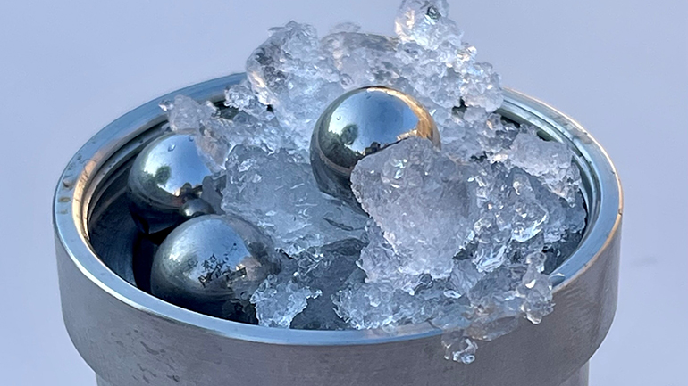 Ανακαλύφθηκε ένα τελείως νέο είδος άμορφου πάγου με πυκνότητα σχεδόν όση και του νερού